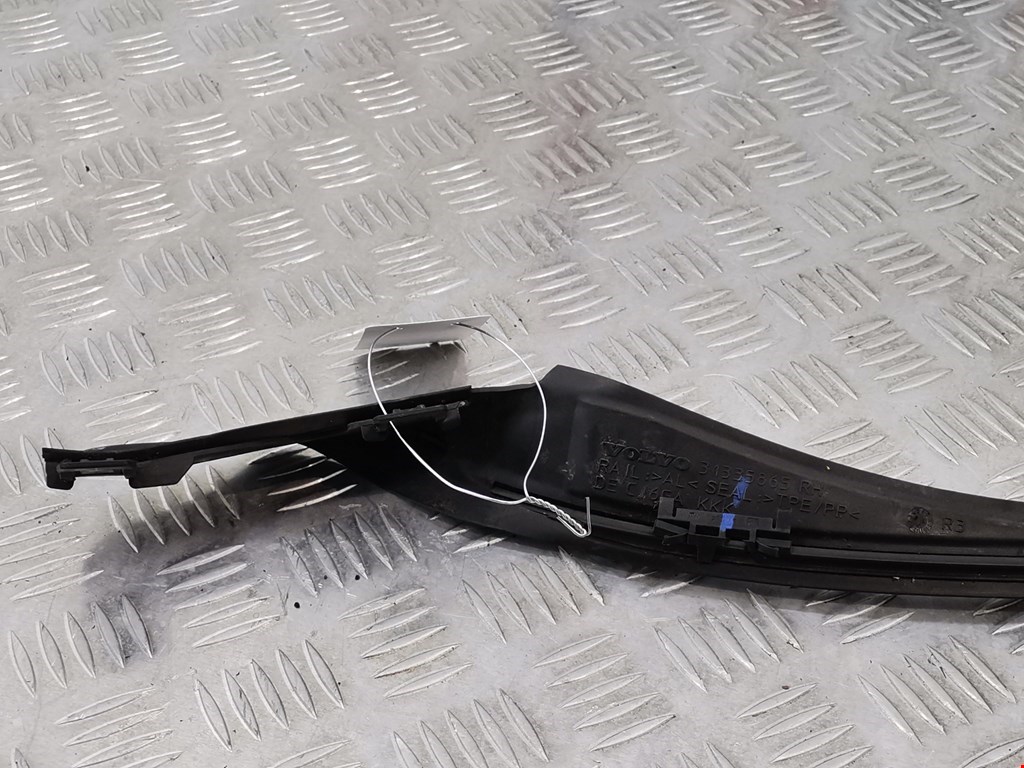 Молдинг лобового стекла VOLVO V60 2010-2018