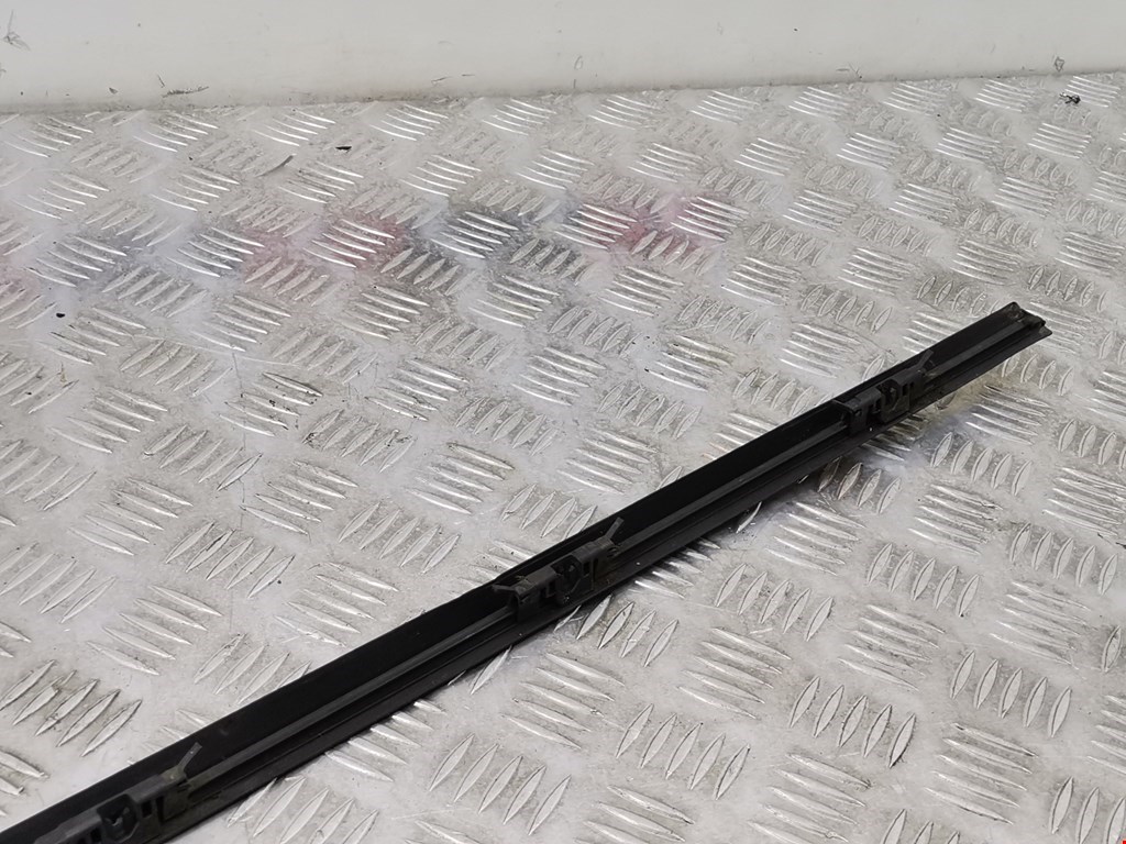 Молдинг лобового стекла VOLVO V60 2010-2018