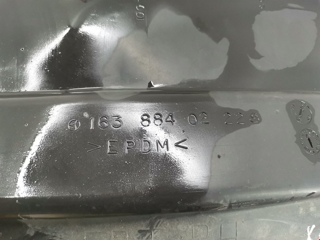 Локер (подкрылок) передний правый MERCEDES-BENZ M-Class W163 ML 1997-2005