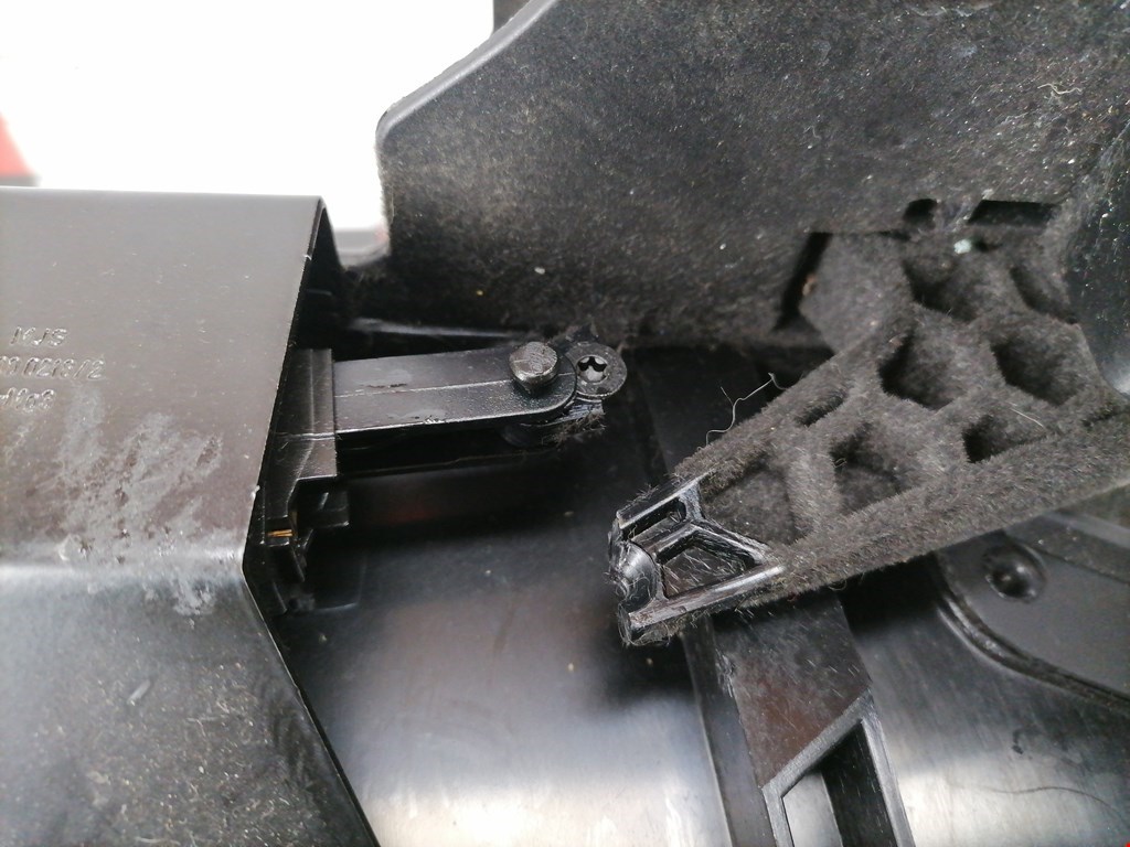 Бардачок AUDI A8 D3 2003-2010