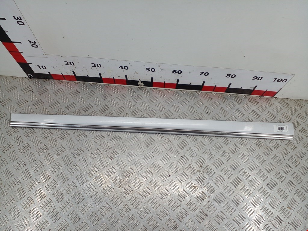 Накладка (молдинг) двери передней правой Mercedes C-Class (W203) (2000-2008)