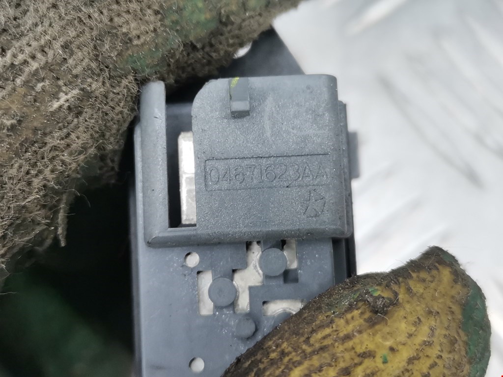 Кнопка центрального замка CHRYSLER PT Cruser 2000-2010