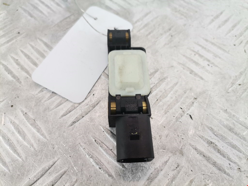 Датчик AIR BAG (подушек безопасности) VOLKSWAGEN Touareg 2002-2010