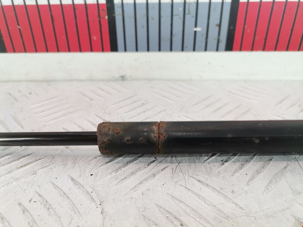 Амортизатор капота левый=правый AUDI A4 B6 2001-2005