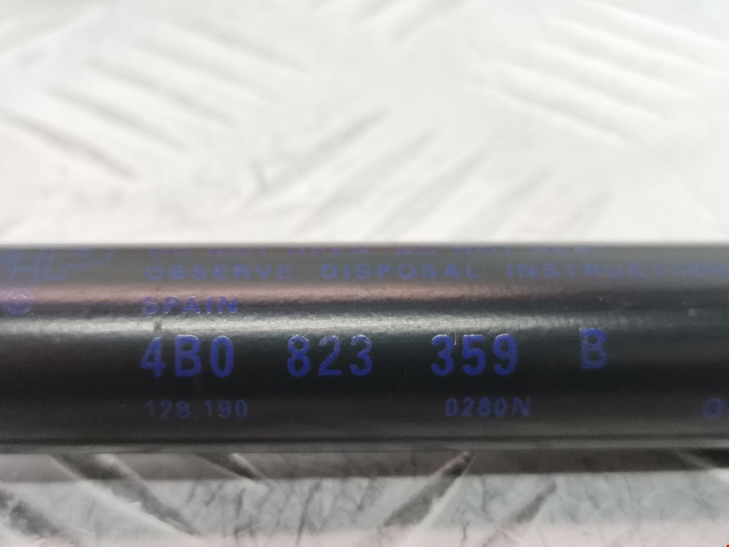 Амортизатор капота левый=правый AUDI A6 C5 1997-2004