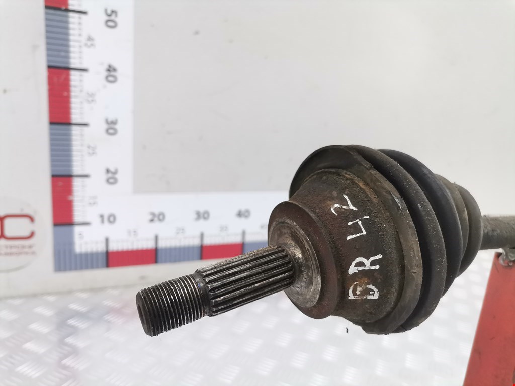 Полуось (привод, приводной вал) передняя правая VOLKSWAGEN Polo II 1981-1994