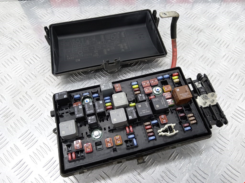 Блок реле OPEL Insignia 2008-2017