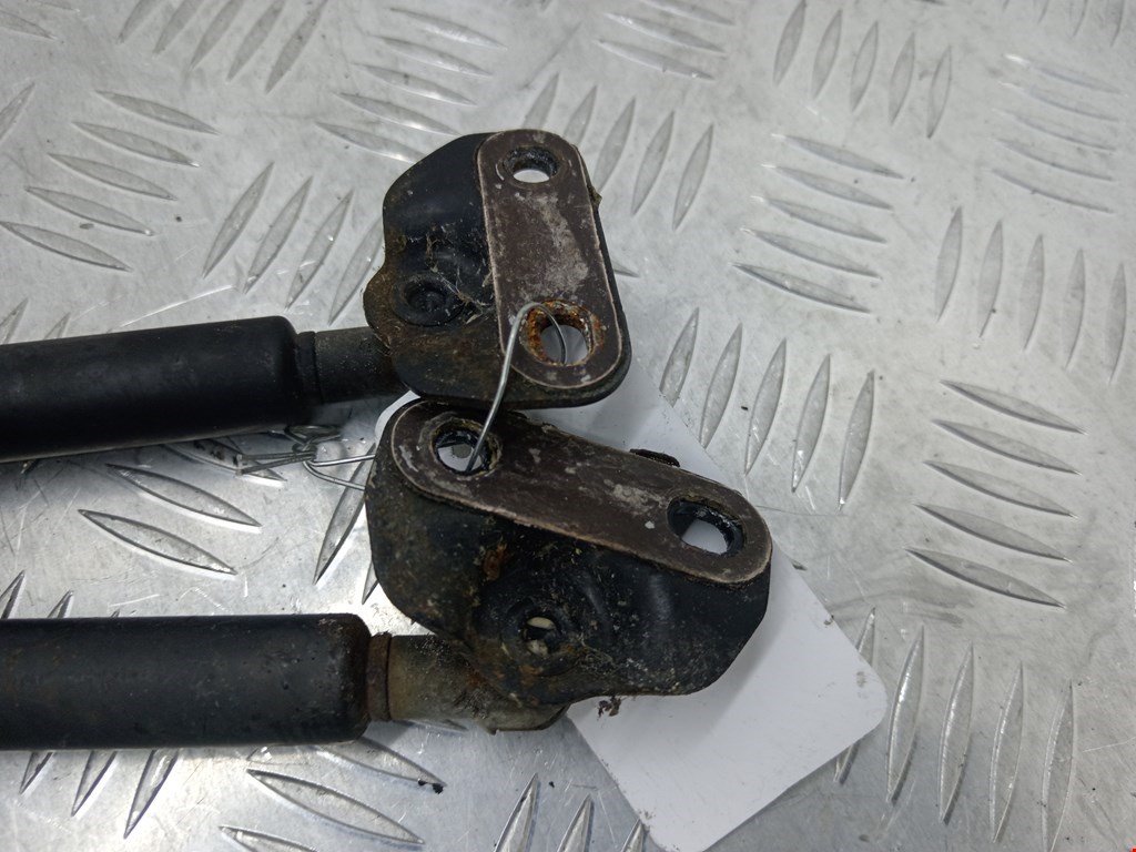 Амортизатор крышки (двери) багажника TOYOTA Prius II XW20 2003-2012