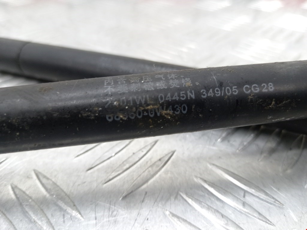 Амортизатор крышки (двери) багажника TOYOTA Prius II XW20 2003-2012