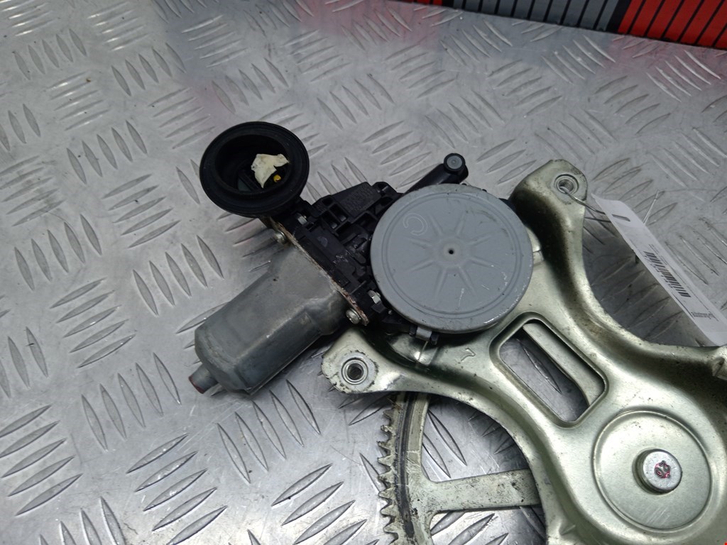 Стеклоподъемник задний левый TOYOTA Prius II XW20 2003-2012