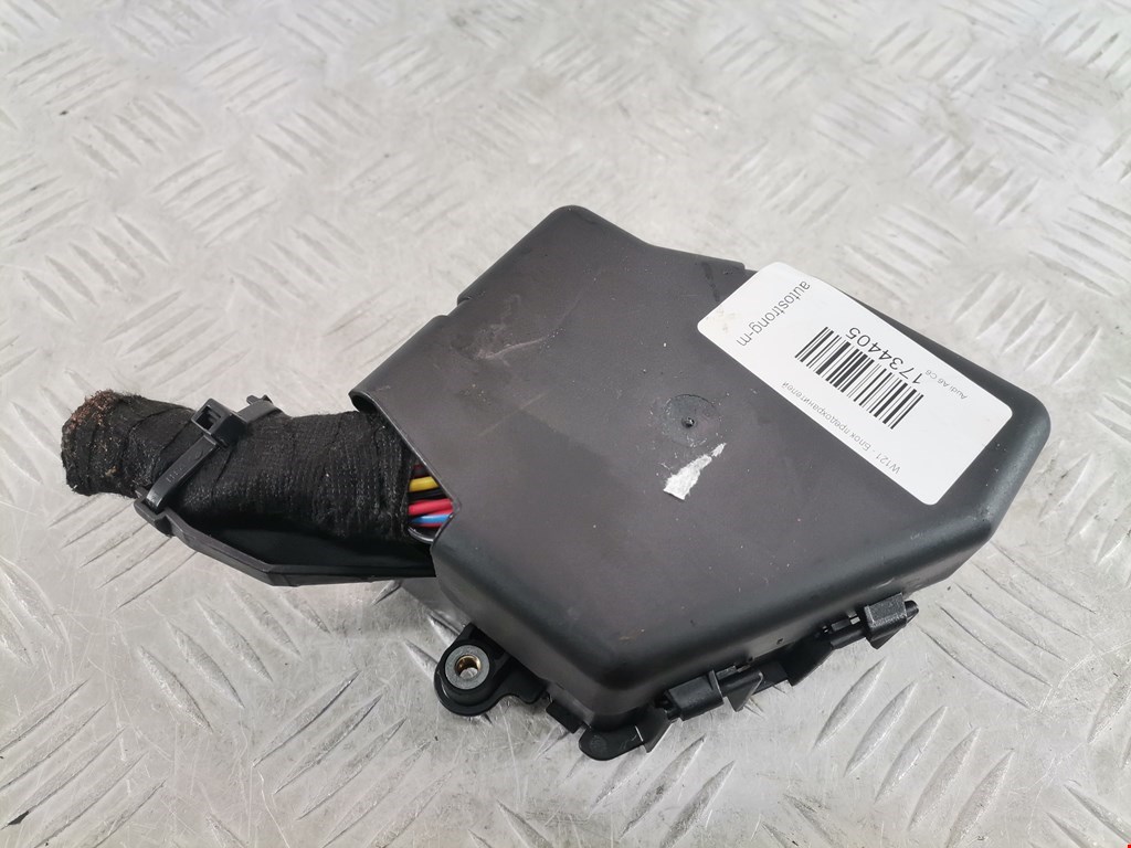 Датчик уровня в бачок омывателя AUDI A6 C6 2004-2010