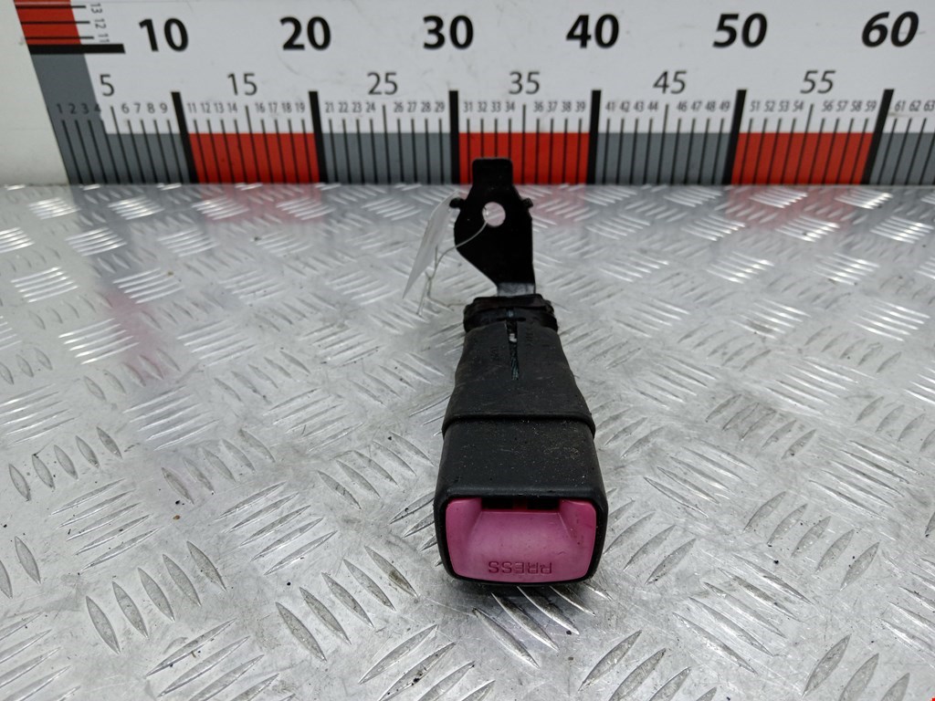 Замок ремня безопасности (преднатяжитель ремня безопасности) Toyota Auris 1 (E150) (2007-2012)