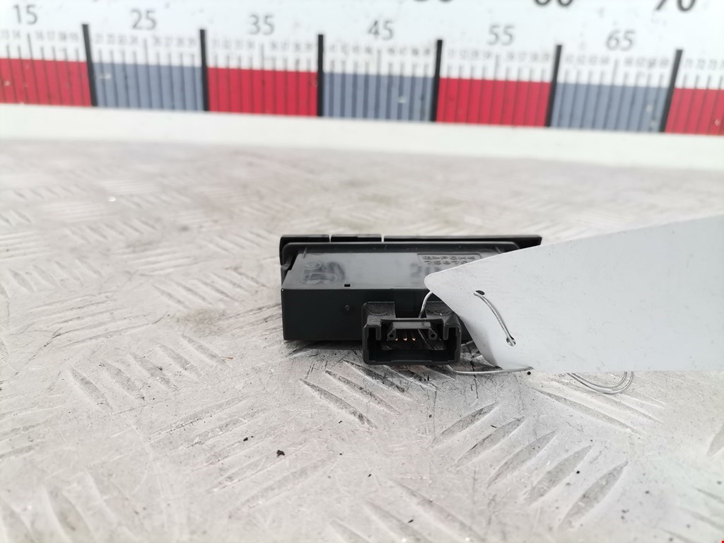 Кнопка аварийной сигнализации (аварийки) TOYOTA Prius II XW20 2003-2012