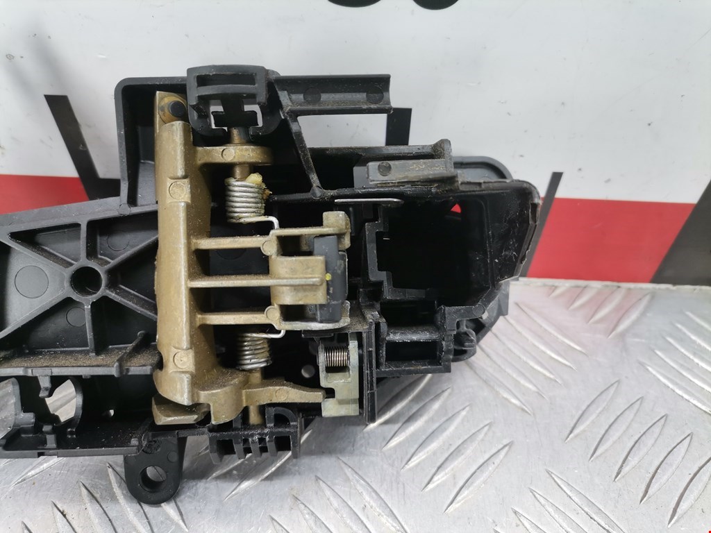 Ручка двери передней наружная правая BMW 1er E81\E87 2004-2011