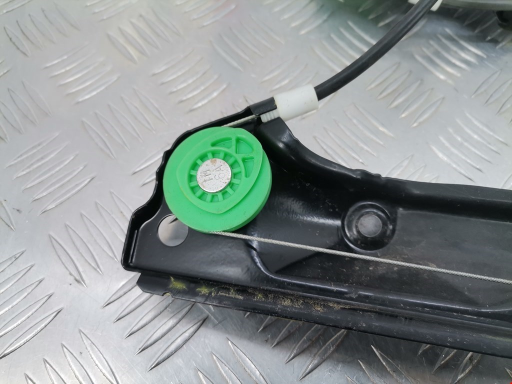 Стеклоподъемник передний правый BMW 1er E81\E87 2004-2011