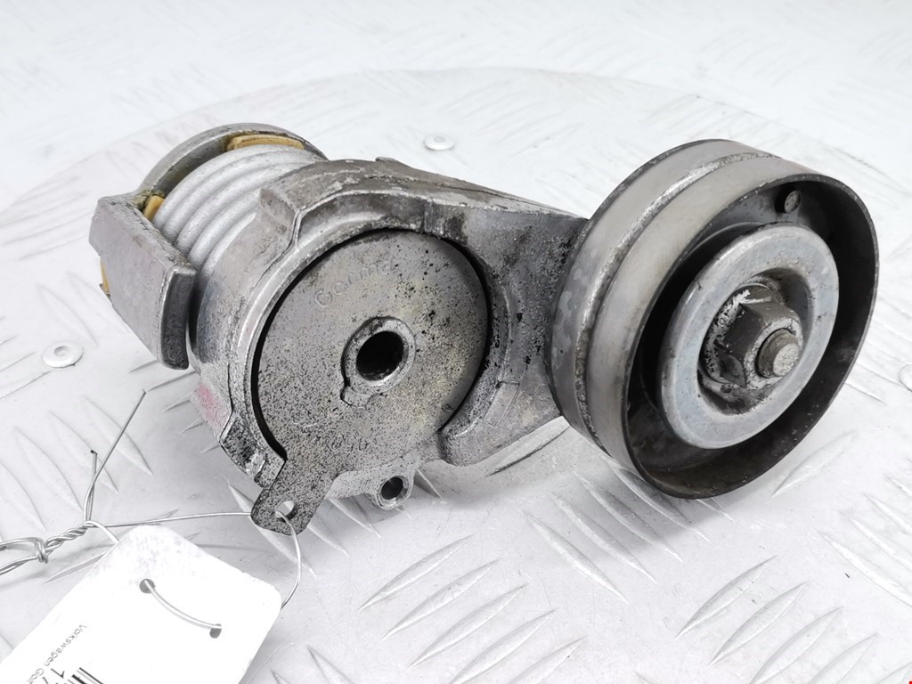 Натяжитель ремня генератора (приводного поликлинового ремня Volkswagen Golf 4 (1997-2004)