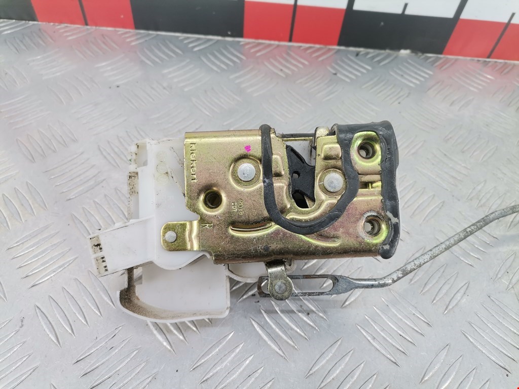 Замок двери передней правой TOYOTA Avensis 1997-2003