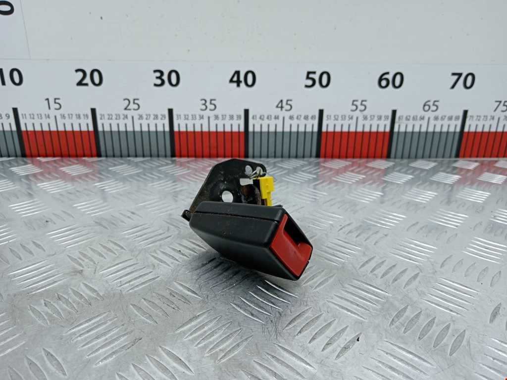 Замок ремня безопасности (преднатяжитель ремня безопасности) Mercedes C-Class (W204) (2006-2015)