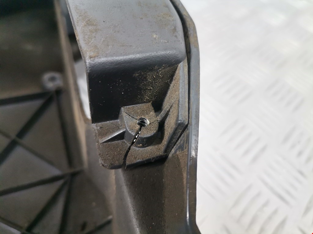 Кожух рулевой колонки IVECO EuroCargo II 2003-2008