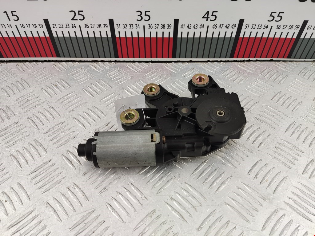 Моторчик стеклоочистителя задний VOLKSWAGEN Touareg 2002-2010