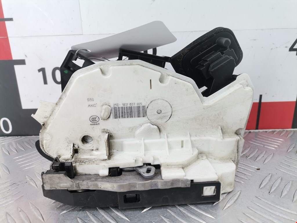 Замок двери передней левой SKODA Rapid 2012-2020