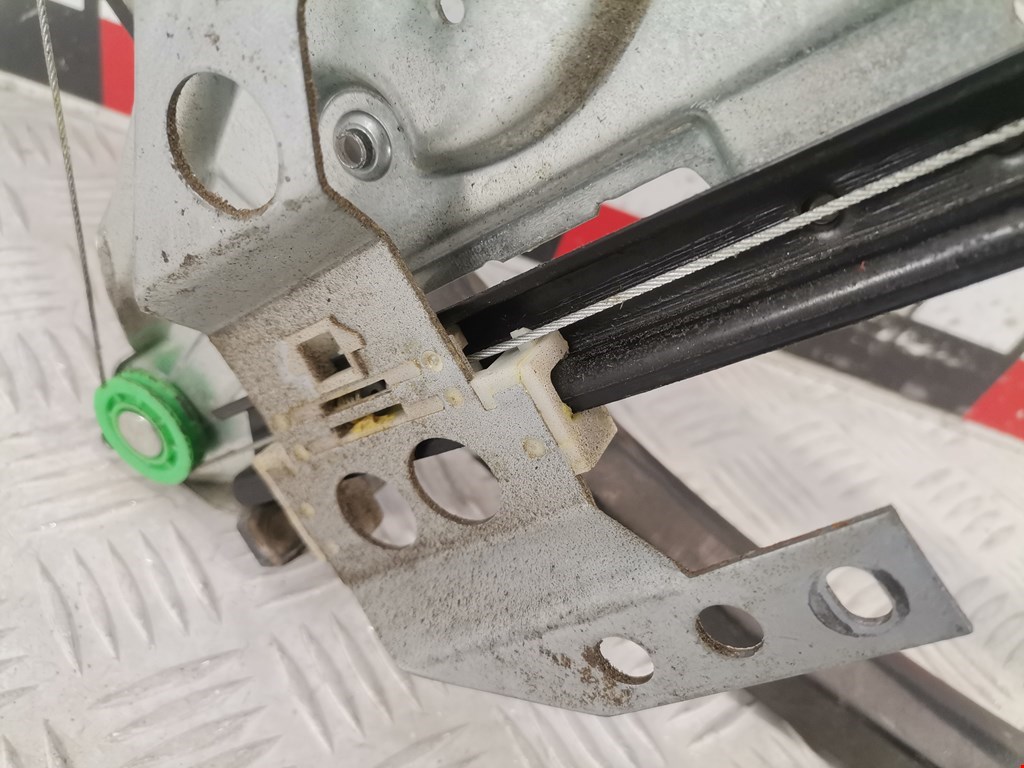 Стеклоподъемник задний левый AUDI A4 B5 1995-2001