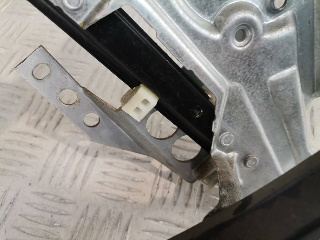 Стеклоподъемник задний левый AUDI A4 B5 1995-2001