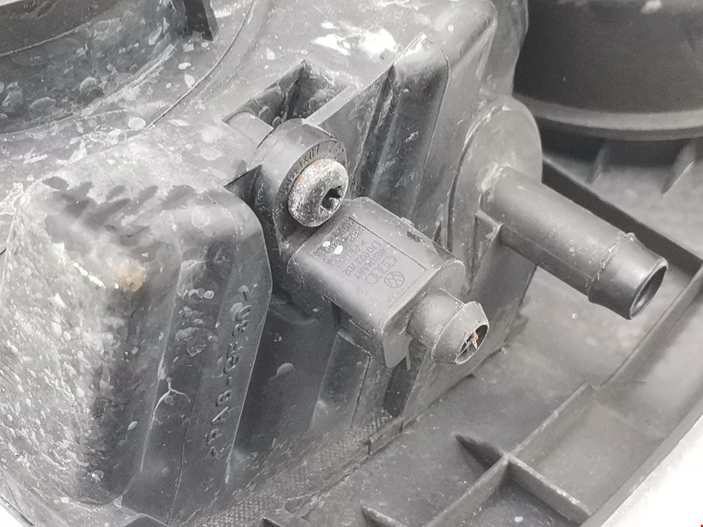 Корпус воздушного фильтра VOLKSWAGEN Touran 2003-2010