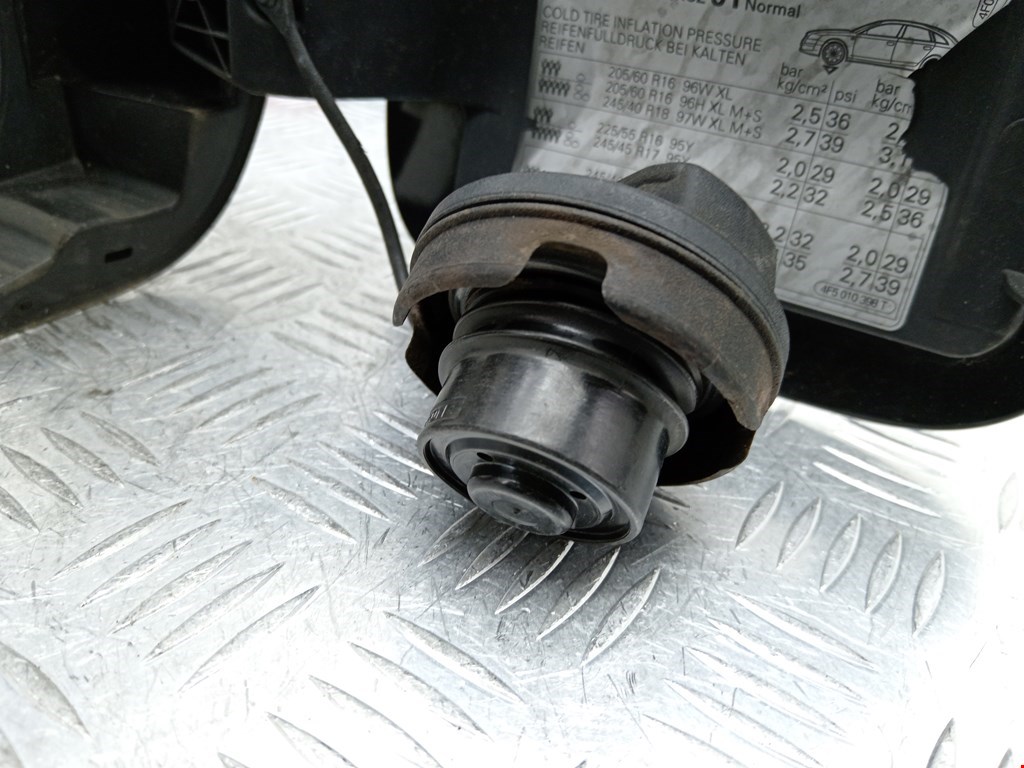 Лючок бензобака AUDI A6 C6 2004-2010