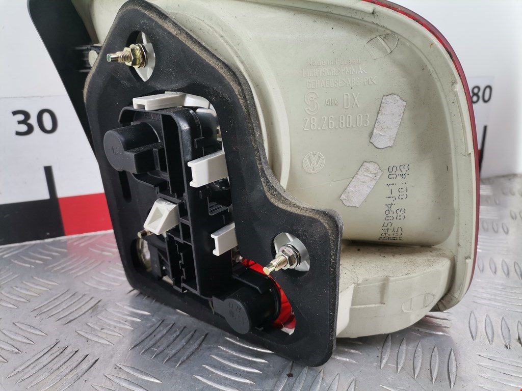 Фонарь задний внутренний правый VOLKSWAGEN Touareg 2002-2010