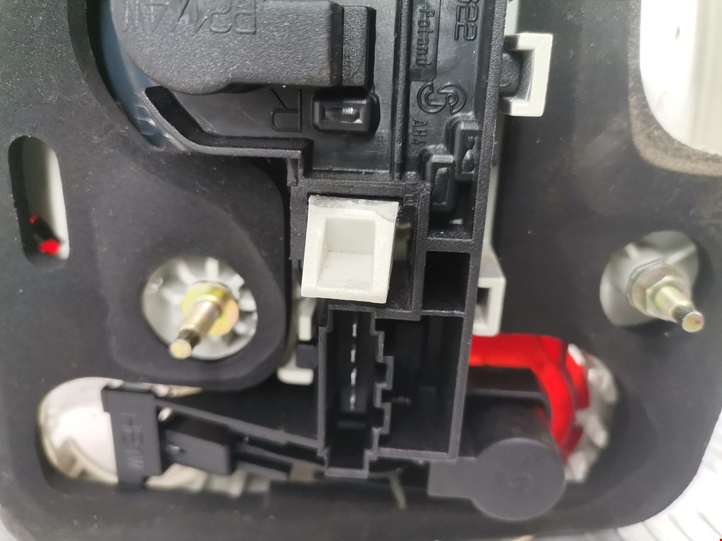 Фонарь задний внутренний правый VOLKSWAGEN Touareg 2002-2010