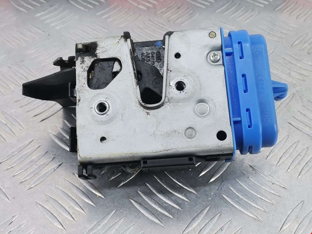 Замок двери задней правой AUDI A4 B5 1995-2001