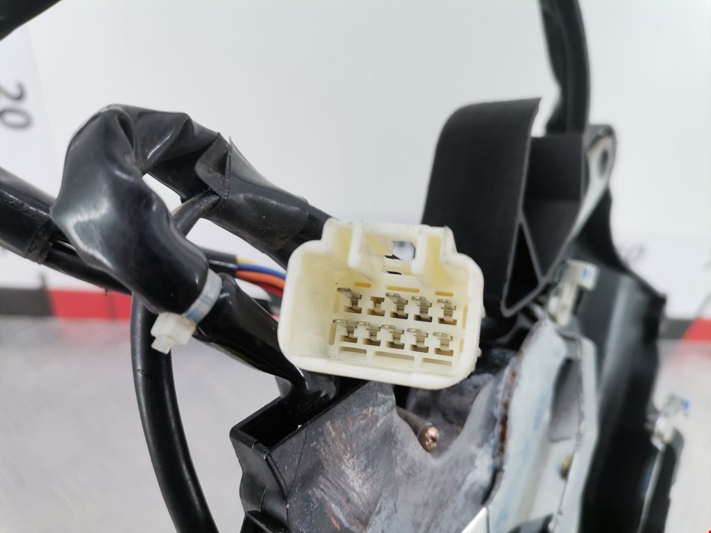 Замок двери передней правой TOYOTA Avensis 1997-2003