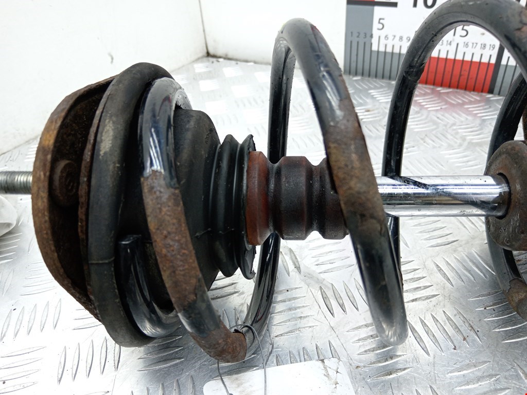 Амортизатор передний правый TOYOTA RAV 4 XA30 2006-2012