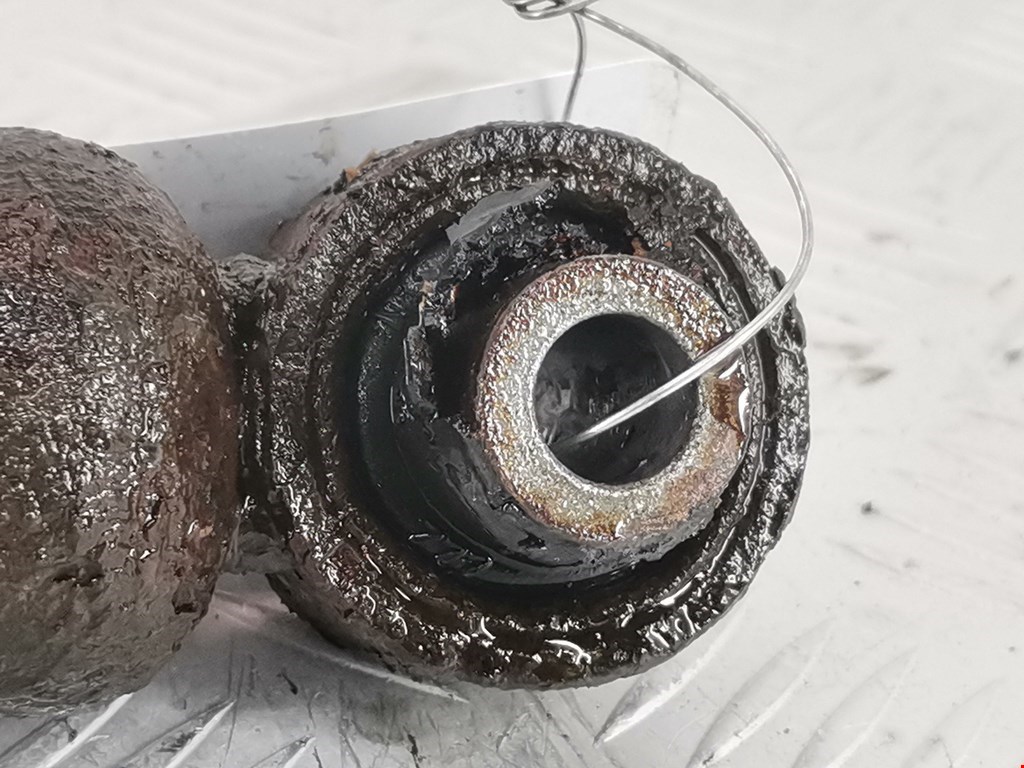 Амортизатор задний левый TOYOTA Auris E150 2006-2012