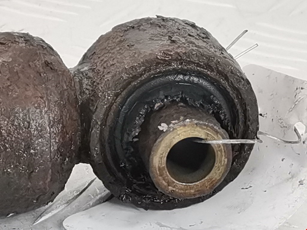 Амортизатор задний правый TOYOTA Auris E150 2006-2012