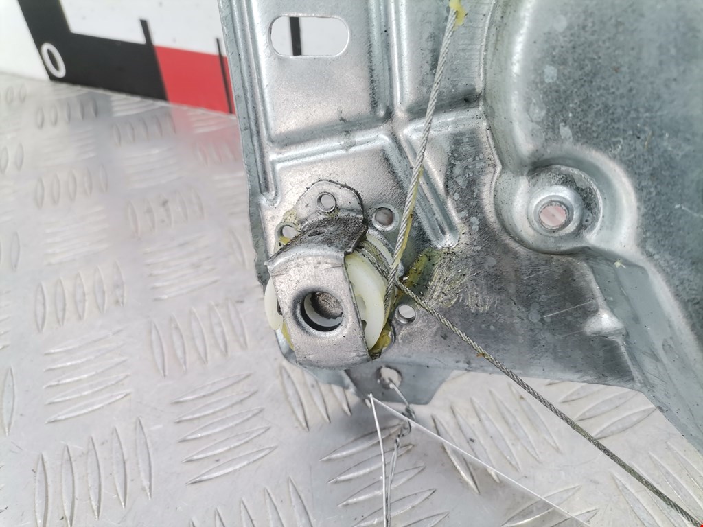 Стеклоподъемник задний левый AUDI A4 B5 1995-2001