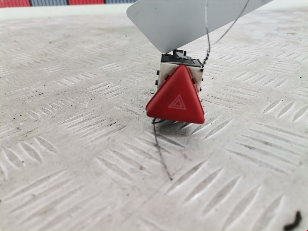 Кнопка аварийной сигнализации (аварийки) VOLKSWAGEN Golf V 2003-2009