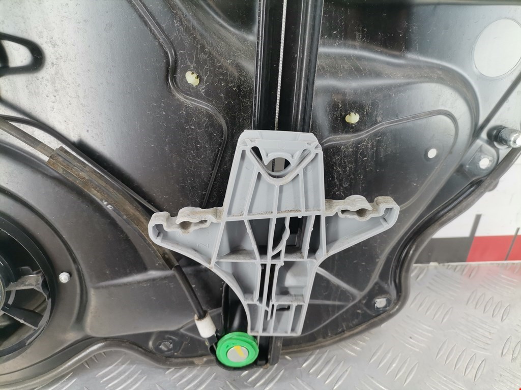 Стеклоподъемник задний левый VOLKSWAGEN Passat B6 2005-2011