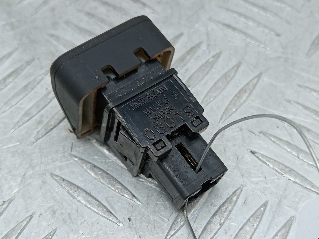 Кнопка аварийной сигнализации (аварийки) NISSAN Note E11 2005-2014