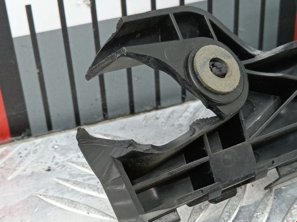 Кронштейн заднего бампера левый правый MAZDA CX-3 2015-н.в.