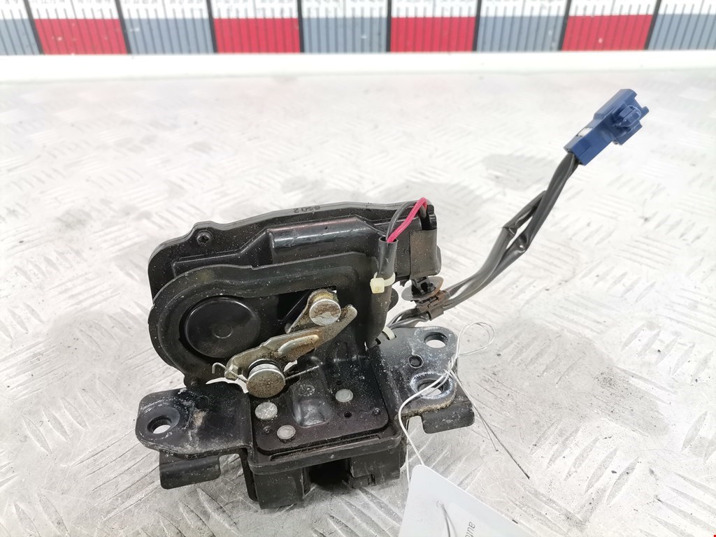 Замок багажника (крышки двери) TOYOTA Prius II XW20 2003-2012