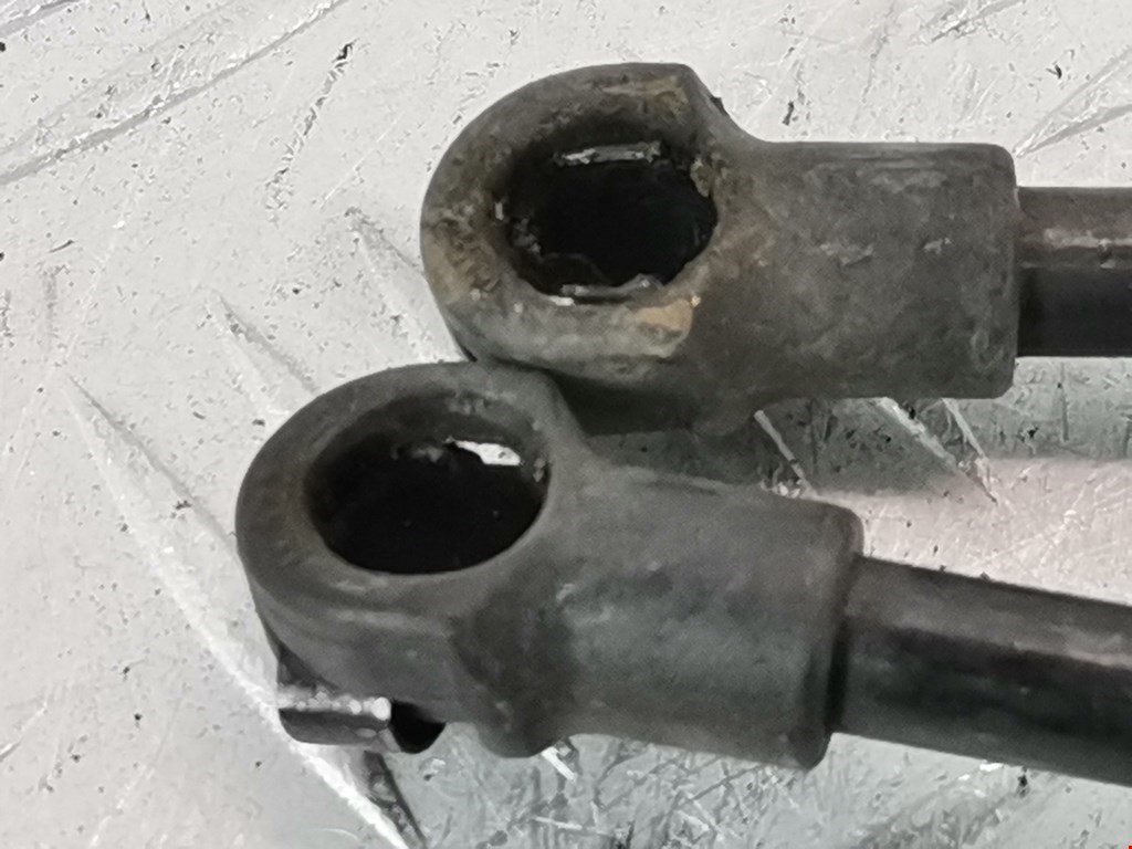 Амортизатор крышки (двери) багажника TOYOTA Prius II XW20 2003-2012