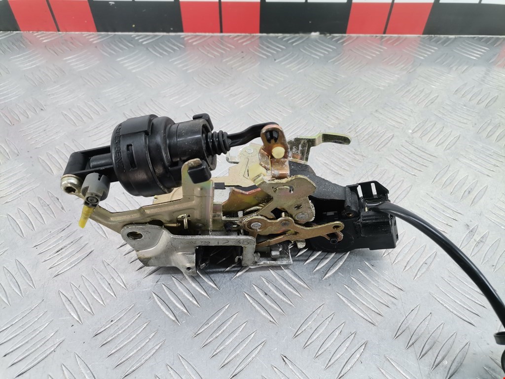 Замок двери передней правой MERCEDES-BENZ C-Class C-klasse W202 1993-2000