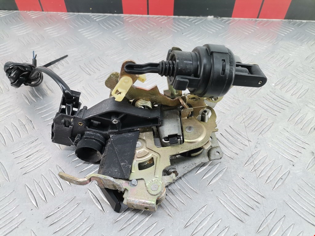 Замок двери передней правой MERCEDES-BENZ C-Class C-klasse W202 1993-2000