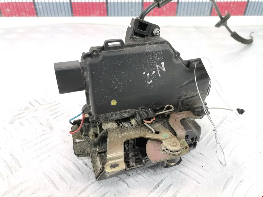 Замок двери передней левой VOLKSWAGEN Passat B5 1997-2005
