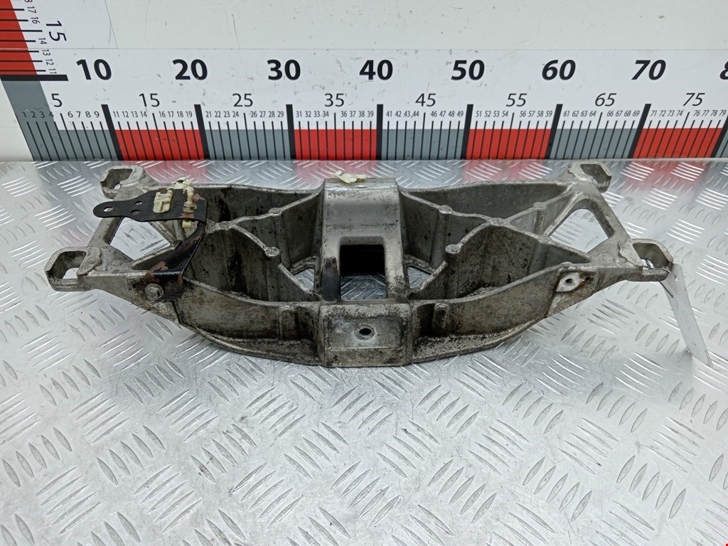 Кронштейн (крепление лапа траверса) кпп Jaguar XF (X250) (2007-2015)