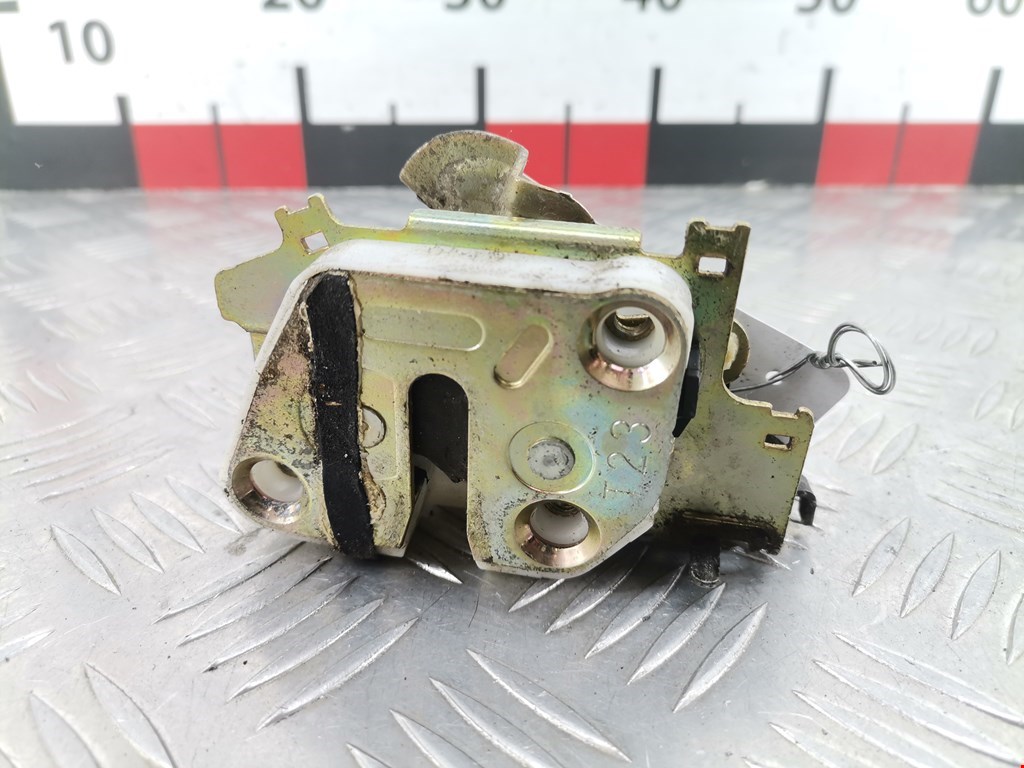 Замок двери задней правой Mazda Demio 1 DW (1996-2003)