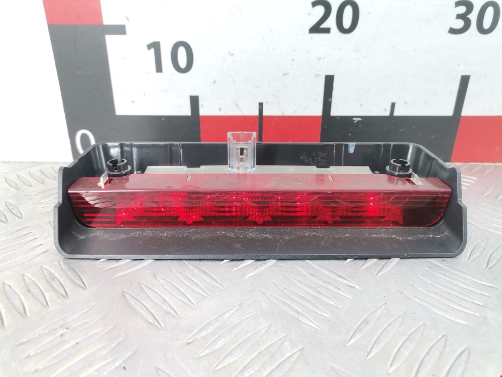 Фонарь дополнительный тормозной (стоп-сигнал) Citroen C2 (2003-2009)