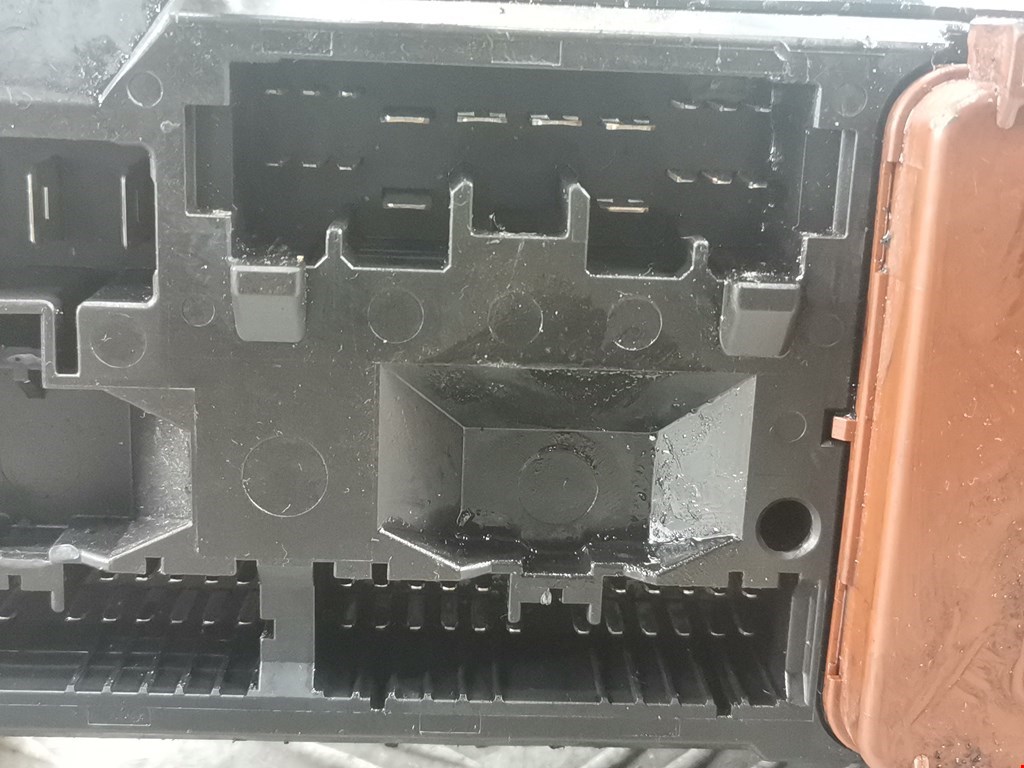 Блок реле MITSUBISHI Space Star 1999-2006